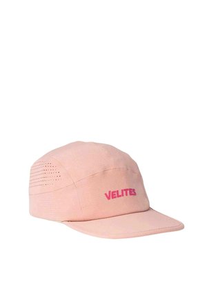 Gorra de cinco paneles de color rosa claro con pequeños agujeros de ventilación en los lados y "VELITES" impreso en letras rosas en negrita en la parte delantera.