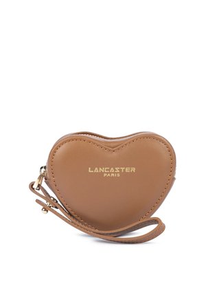Pochette bracelet en cuir marron en forme de cœur avec logo doré "Lancaster Paris" et fermeture éclair sur fond blanc.