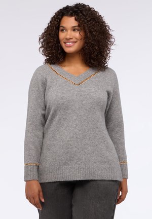 Grauer Strickpullover mit V-Ausschnitt, der goldfarbene Kettenakzente entlang des Halsausschnitts und der Bündchen aufweist. Weiche Textur und lockere Passform.