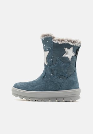 Botas ankle em camurça azul com sola de borracha cinza, apresentando decorações em estrela prateadas e um forro de pele sintética na abertura.