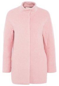 Abrigo de lana rosa claro con cuello alto, mangas largas, corte recto y un cierre frontal sencillo. Material suave y texturizado sin patrones visibles.