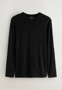 Fekete, hosszú ujjú ing kerek nyakkivágással, sima anyagból készült. Kicsit kényelmesebb szabású, mintás vagy díszítés nélküli.