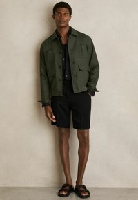 Reiss REGULAR FIT - TANINE SIDE-ADJUSTER - Pantaloni scurți - black
