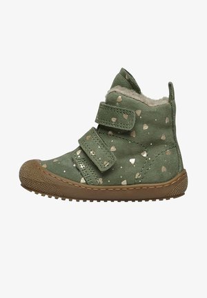 Botte verte pour tout-petit avec motifs de cœurs dorés, double bride en velcro, semelle en caoutchouc marron et doublure intérieure en polaire douce.
