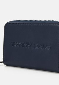 Tommy Jeans MUST SMALL - Piniginė - dark night navy
