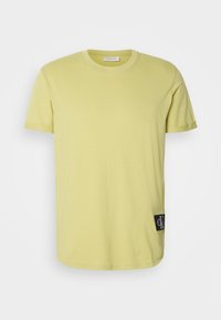 BADGE TURN UP SLEEVE - Camiseta básica - leek green