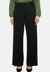 Pantaloni neri a gamba larga realizzati in tessuto morbido, con chiusura a bottone, tasche laterali e design a vita alta.