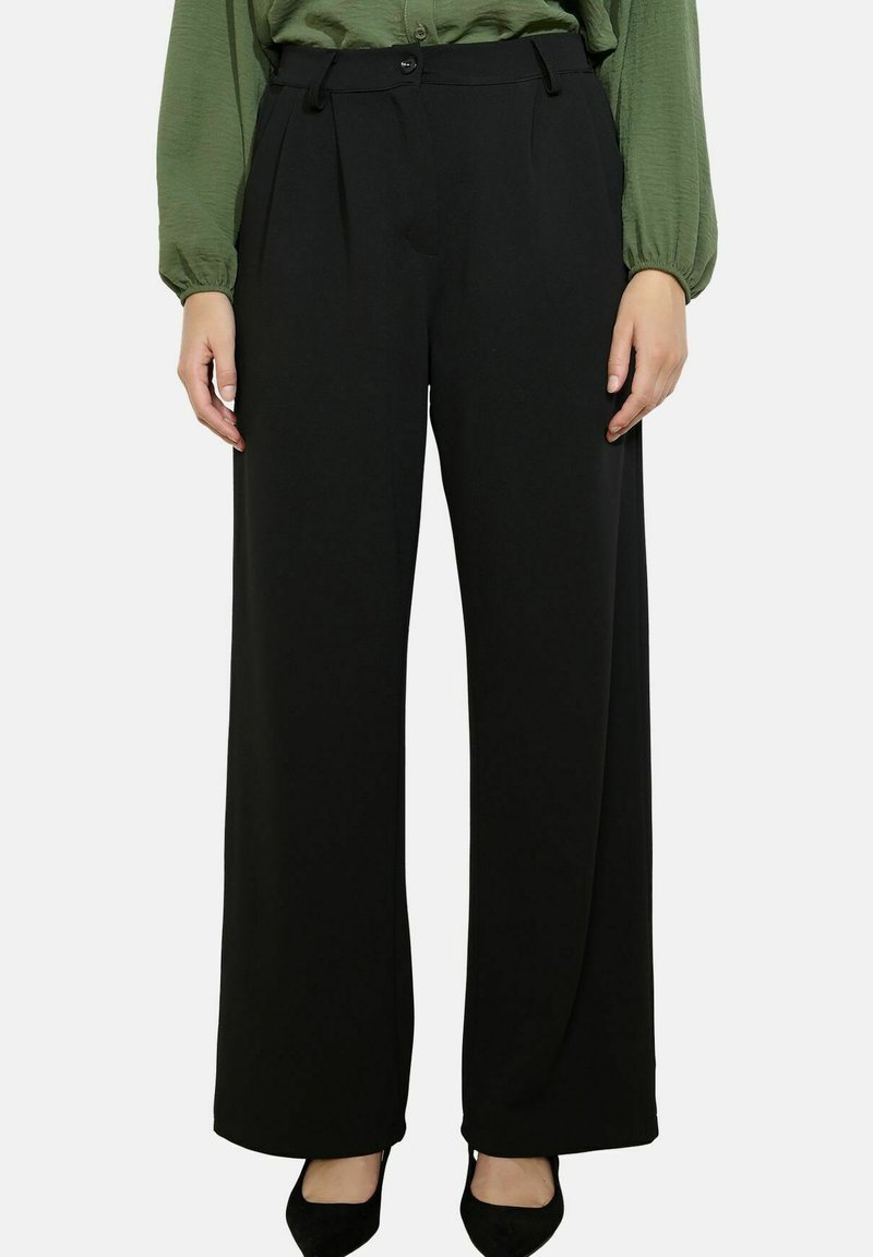 Pantaloni neri a gamba larga realizzati in tessuto morbido, con chiusura a bottone, tasche laterali e design a vita alta.