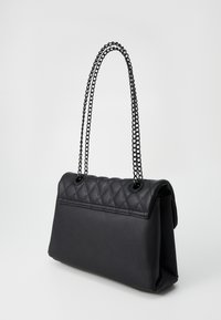 Borsa a tracolla nera trapuntata con un design strutturato, dotata di due tracolle a catena e una superficie liscia. La chiusura è nascosta sotto una patta.