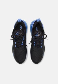 Baskets Nike Air 270 noires et bleues vues de dessus, montrant les lacets, le tissu en mesh et les semelles à coussin d'air sur fond blanc.