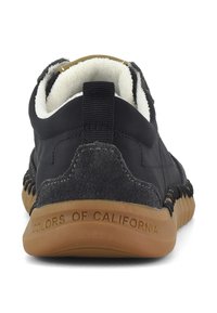 Crne i sive tenisice s mekanim, teksturiranim gornjim dijelom, gumenim potplatom i prošivenim dizajnom. Imaju tab na peti za lakše obuvanje.