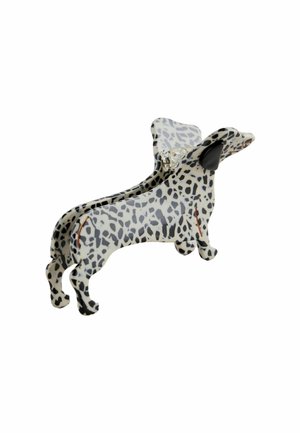 Vācu aitu suņu formas klips, izgatavots no spīdīga materiāla, ar balto pamatni un melniem plankumiem, un sīkām ausīm. Dizains uzsver rotaļīgu formu.