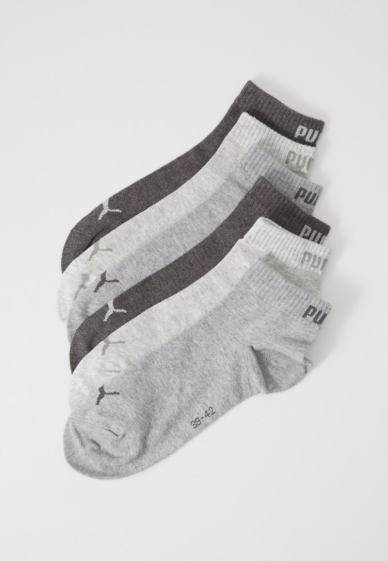 Fünf Paar Knöchelsocken in verschiedenen Grautönen und Schwarz, mit gerippten Bündchen und einem kleinen Logo. Größe 39-42 auf der Sohle angegeben.