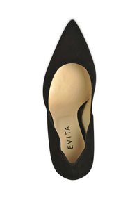 Escarpin pointu en daim noir avec design latéral ouvert, intérieur en cuir crème et marquage en relief "EVITA" sur la semelle intérieure.