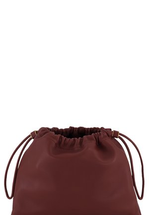 Petite pochette en cuir marron souple avec cordon, accents dorés aux extrémités du cordon, serrée en haut.