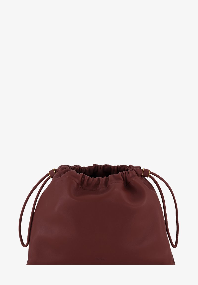 Petite pochette en cuir marron souple avec cordon, accents dorés aux extrémités du cordon, serrée en haut.