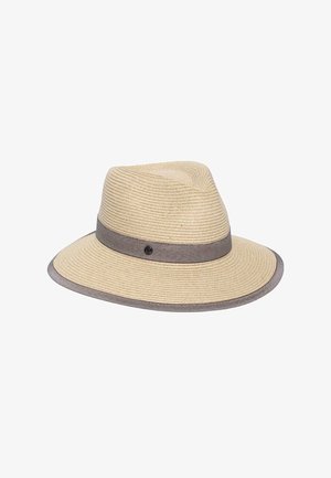 Beiger, gewebter Fedora-Hut mit breiter Krempe, grauem Band und grauem Randbesatz, mit einem kleinen, runden Metallemblem auf dem Band.