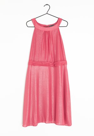 Robe rose sans manches avec encolure ronde et détail froncé à la taille, suspendue sur un cintre noir sur fond blanc.
