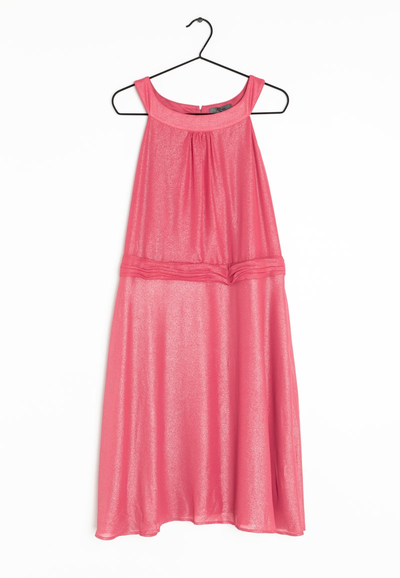 Robe rose sans manches avec encolure ronde et détail froncé à la taille, suspendue sur un cintre noir sur fond blanc.