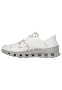 Scarpa sportiva bianca con tomaia in rete, dettagli testurizzati e suola grigia imbottita con ritagli per traspirabilità e flessibilità.