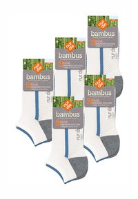 Quattro paia di calzini da ginnastica da uomo in bambù bianchi e grigi con accenti blu, etichettati "nur die bambus" con pori attivi traspiranti ad aria.