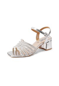 Sandal con tacco a blocco in argento. Presenta cinturini decorativi con strass e una fascia alla caviglia con fibbia. Design aperto sulla punta con una finitura lucida.