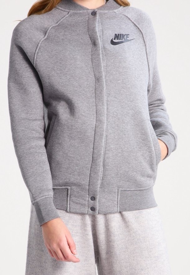 Felpa grigia con un design a bottoni, polsini a costine e tasche laterali; presenta un logo Nike nero sul lato sinistro del petto.