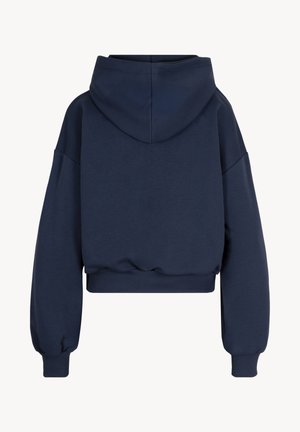 Marineblauwe cropped hoodie met lange mouwen, geribbelde manchetten, geribbelde tailleband en een capuchon, gezien van achteren.