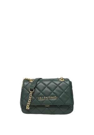 Sac à main en cuir vert matelassé avec quincaillerie dorée ; dispose d'une chaîne en bandoulière et du nom de la marque en relief sur le devant. Forme rectangulaire compacte.
