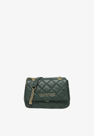 Borsa a tracolla in pelle verde trapuntata con hardware dorato; presenta una tracolla a catena e il nome del marchio impresso sul fronte. Forma rettangolare compatta.