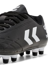 Zwarte voetbalschoen met een gestructureerde synthetische bovenkant, voorzien van een wit logo en accenten, zwarte veters en een zool met conische noppen.