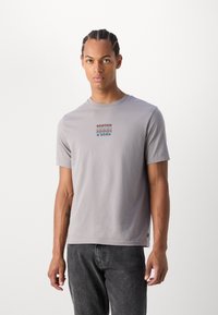 Scotch & Soda REGULAR FIT FRONT BACK ARTWORK - Triko s potiskem - asphalt