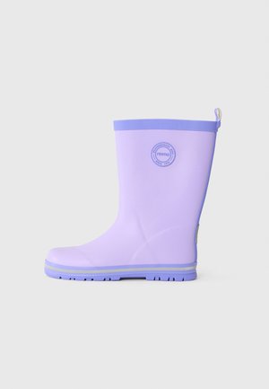 Paarse rubberen regenlaars met een gestructureerde bovenkant, contrasterende lichtpaarse zool en een ronde logo aan de zijkant. Glad oppervlak en waterdicht ontwerp.