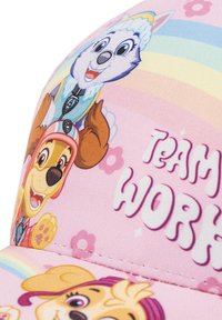 Rosa Kappe mit Cartoon-Hundcharakteren und verspielten Gesichtsausdrücken. "TEAMARBEIT" in fetten, runden Buchstaben gedruckt. Weicher Stoff.