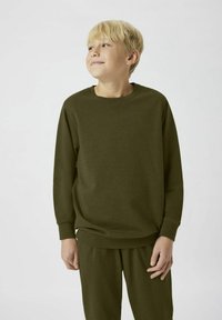 Felpa verde oliva con maniche lunghe, scollatura rotonda e polsini a costine, abbinata a pantaloni jogger coordinati, realizzati in tessuto morbido e confortevole.