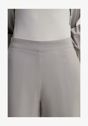 Hellgraue Hose mit elastischem Bund, glatter Textur, schmalem Schnitt und minimalen Nähten. Geeignet für die Freizeit.