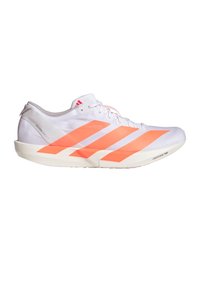 Biela atletická topánka s výrazným oranžovým pruhovaným dizajnom, hladkým syntetickým materiálom, ľahkou konštrukciou a svetlou podrážkou.