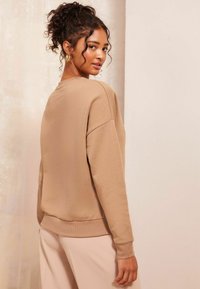 Friends Like These CREW NECK SLOGAN - Mikina - camel