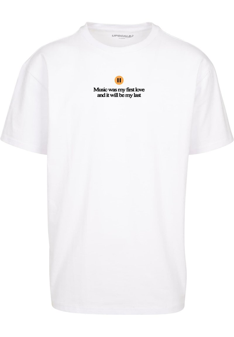 T-shirt en coton blanc avec un logo noir rond et du texte noir indiquant "La musique a été mon premier amour et elle sera mon dernier."