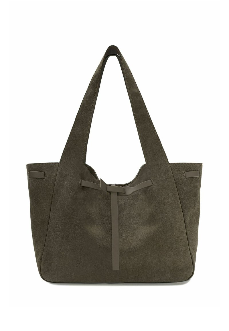 Sac fourre-tout en daim vert olive avec une texture douce, des bretelles larges pour l'épaule et un détail de nœud à l'avant. Présente un design simple et non structuré.