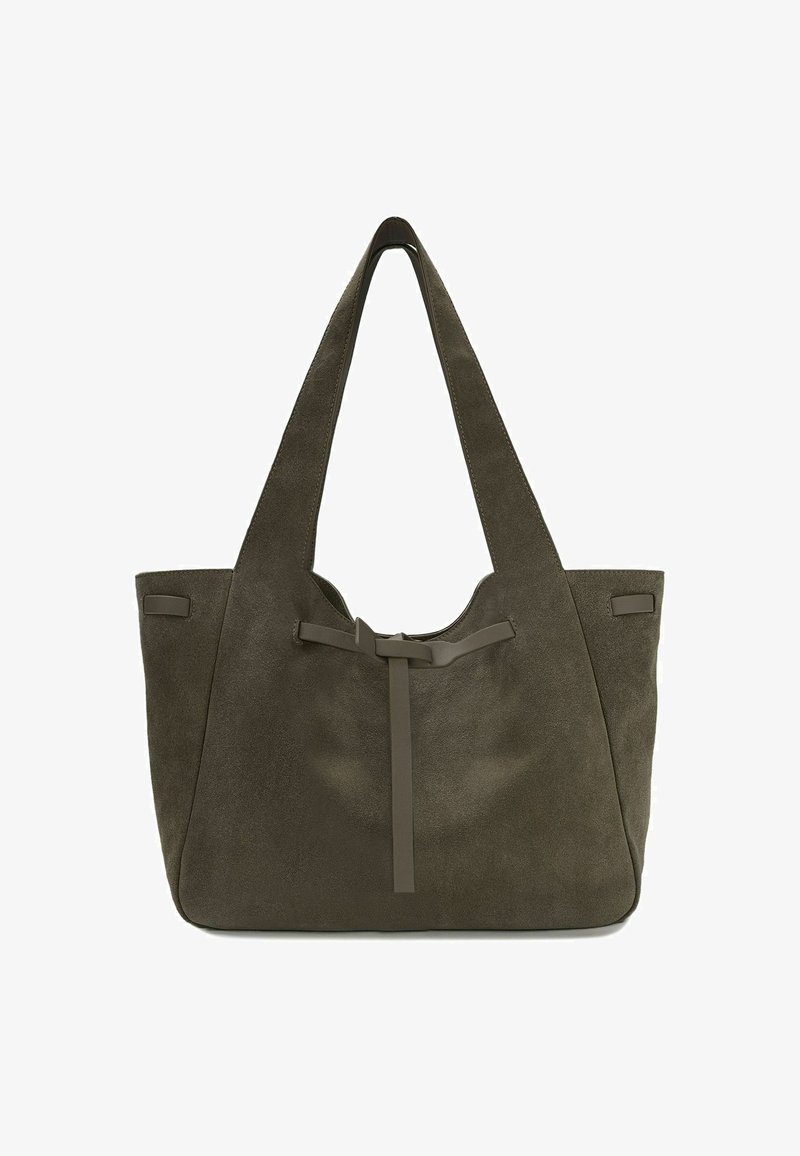 Sac fourre-tout en daim vert olive avec une texture douce, des bretelles larges pour l'épaule et un détail de nœud à l'avant. Présente un design simple et non structuré.