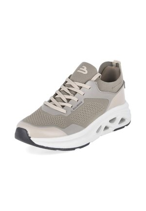 Jasnoszaro-beżowy sportowy sneaker z siateczkową cholewką, grubą białą podeszwą z wycięciami i sznurowadłami, widok ukośny pokazujący bok i przód.
