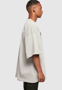 Merchcode NEW YORK WORDING HUGE TEE - T-shirts print - lightasphalt