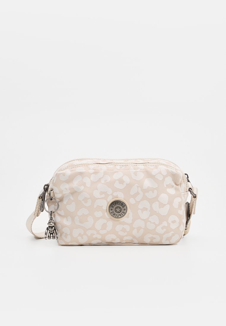 Sac beige avec imprimé léopard blanc, fabriqué en tissu durable. Dispose d'une fermeture éclair, d'une sangle ajustable et d'un accent de logo à l'avant.