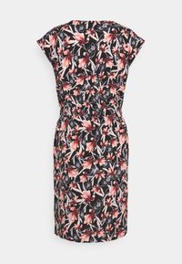 Kukallinen kietaisumekko, jossa musta pohja, vaaleanpunainen ja valkoinen kukkakuosi, lyhyet hihat ja kerätty vyötärö, joka luo istuvan siluetin.