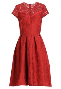 Robe rouge avec de courtes manches en dentelle, tissu texturé floral, corsage ajusté et jupe froncée, présentant un dos en forme de clé avec une fermeture à bouton.