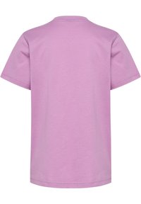 Kortærmet t-shirt i lys lilla bomuld med rund halsudskæring og lige kant, og en glat, blød struktur.