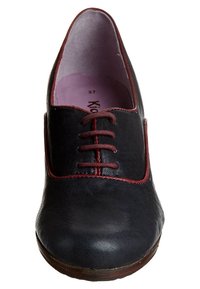 Svart lädersko med rund tå, burgundy snörning och en slät yta. Insidan har ljuslila vaddering. Storlek 37.