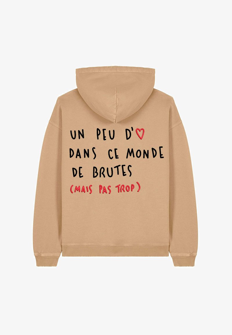 Sweatshirt à capuche beige présentant un texte noir et rouge audacieux dans le dos. Le matériau semble doux, avec des poignets et un bas côtelés.