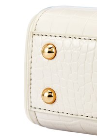 Coin de sac à main en cuir texturé blanc, mettant en avant deux accents de clous dorés et des détails de couture contrastés. Forme arrondie avec une finition élégante.
